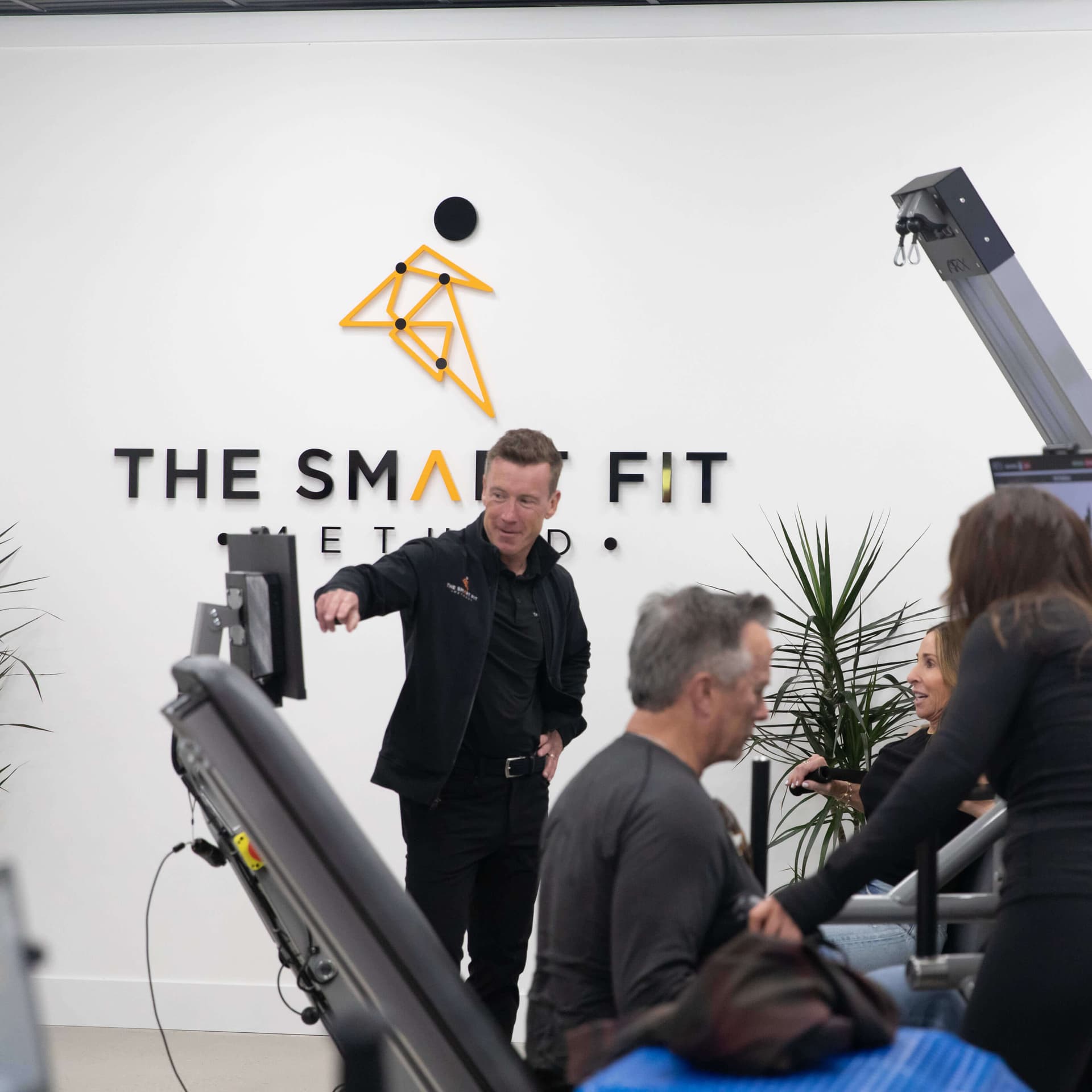 Rob Darnbrough, co-founder of The Smart Fit Method, training a member on the Smart Strength (ARX)